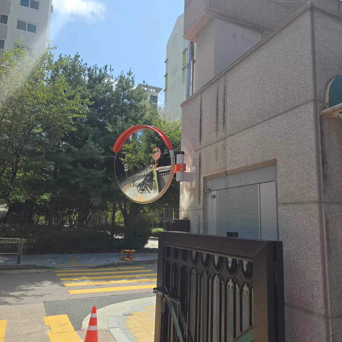 반사경교체 서울 경기 출입구 벽부형 반사경교체 사진